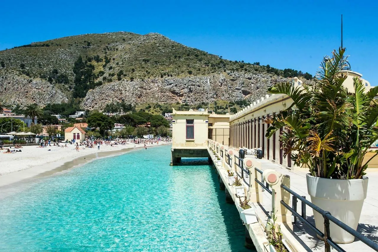 Casetta Vista Mare In Piazza A Mondello Palermo 0*,  Italy