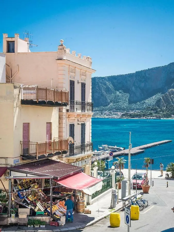 Casetta Vista Mare In Piazza A Mondello Palermo