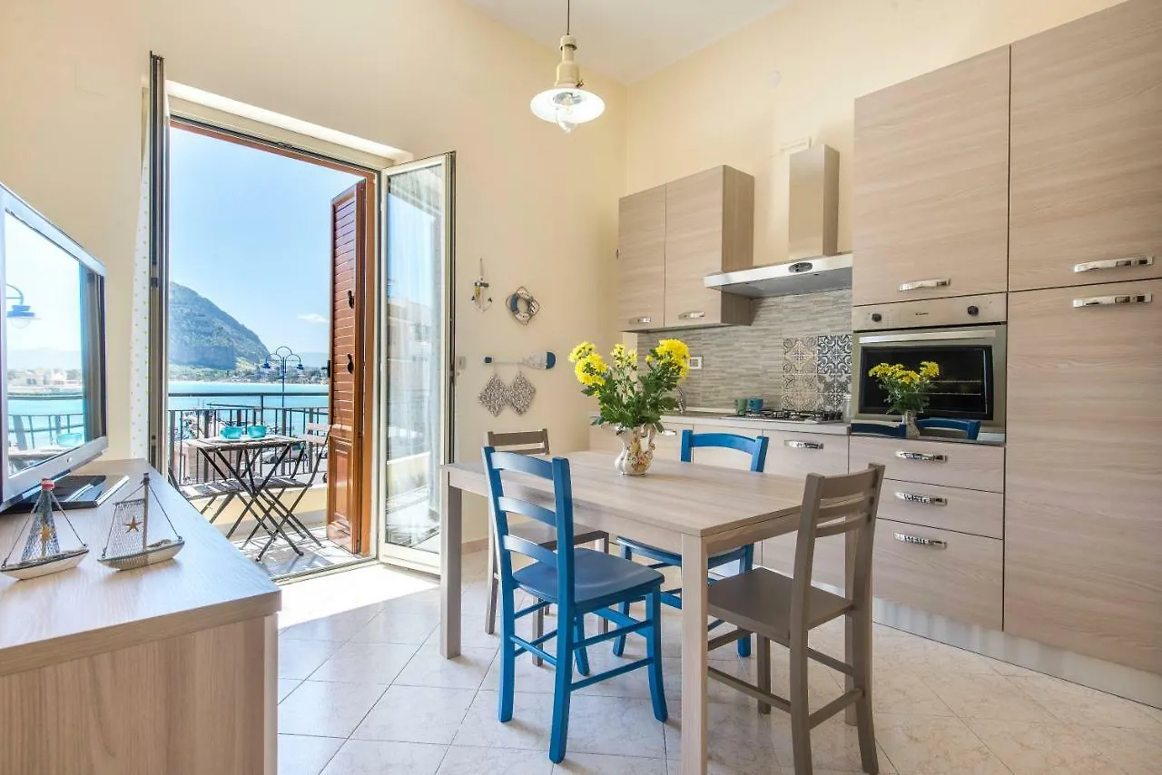 Casetta Vista Mare In Piazza A Mondello Palermo 0*,  İtalya